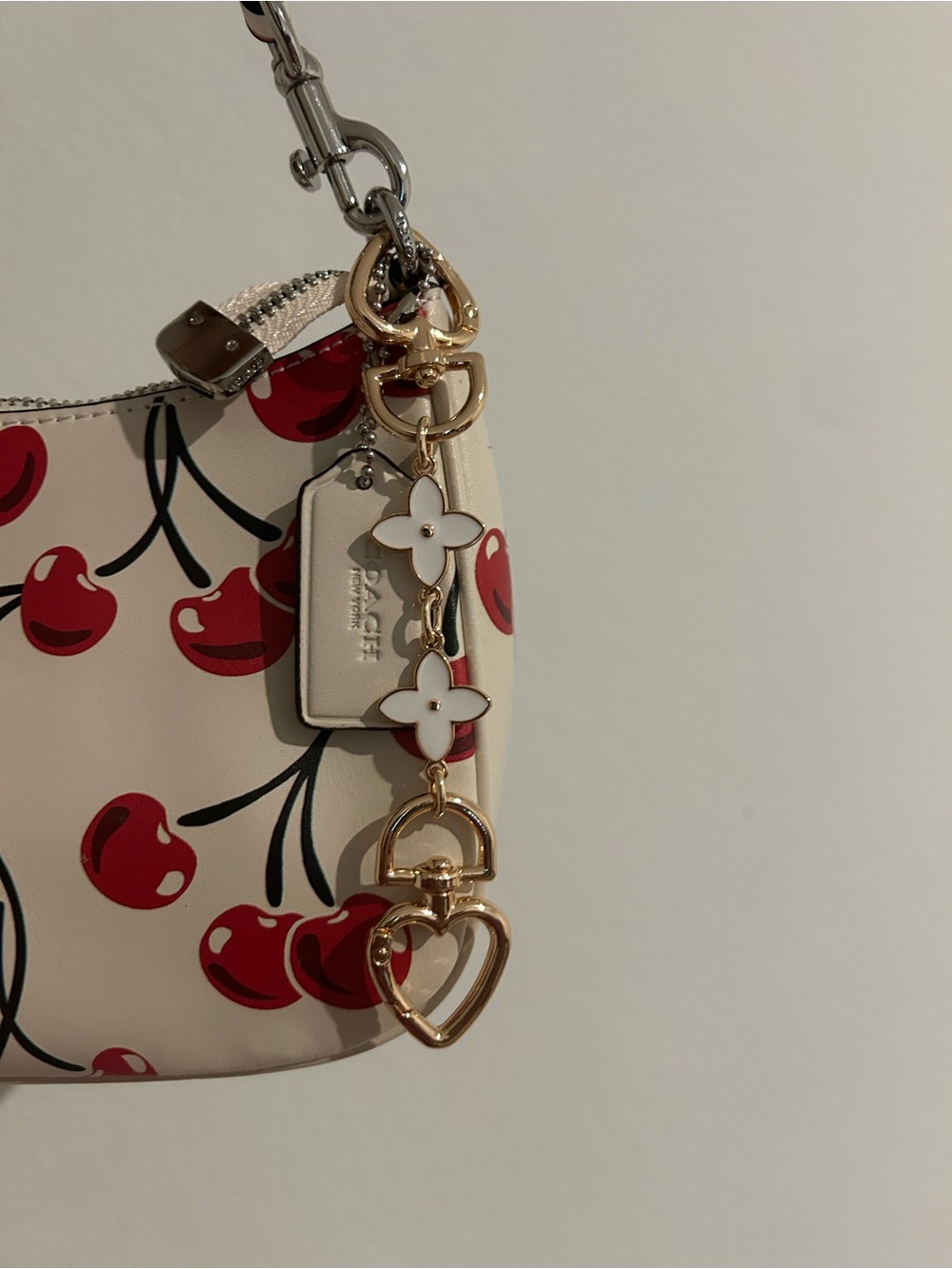 Coach Gold White Enamel Flower Heart Bag Charm Strap Extender
ACCESSORY ONLY